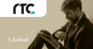 Bearded man in a suit reading a tablet on a beige background; 'Artikel' label and a logo in the top-left corner.